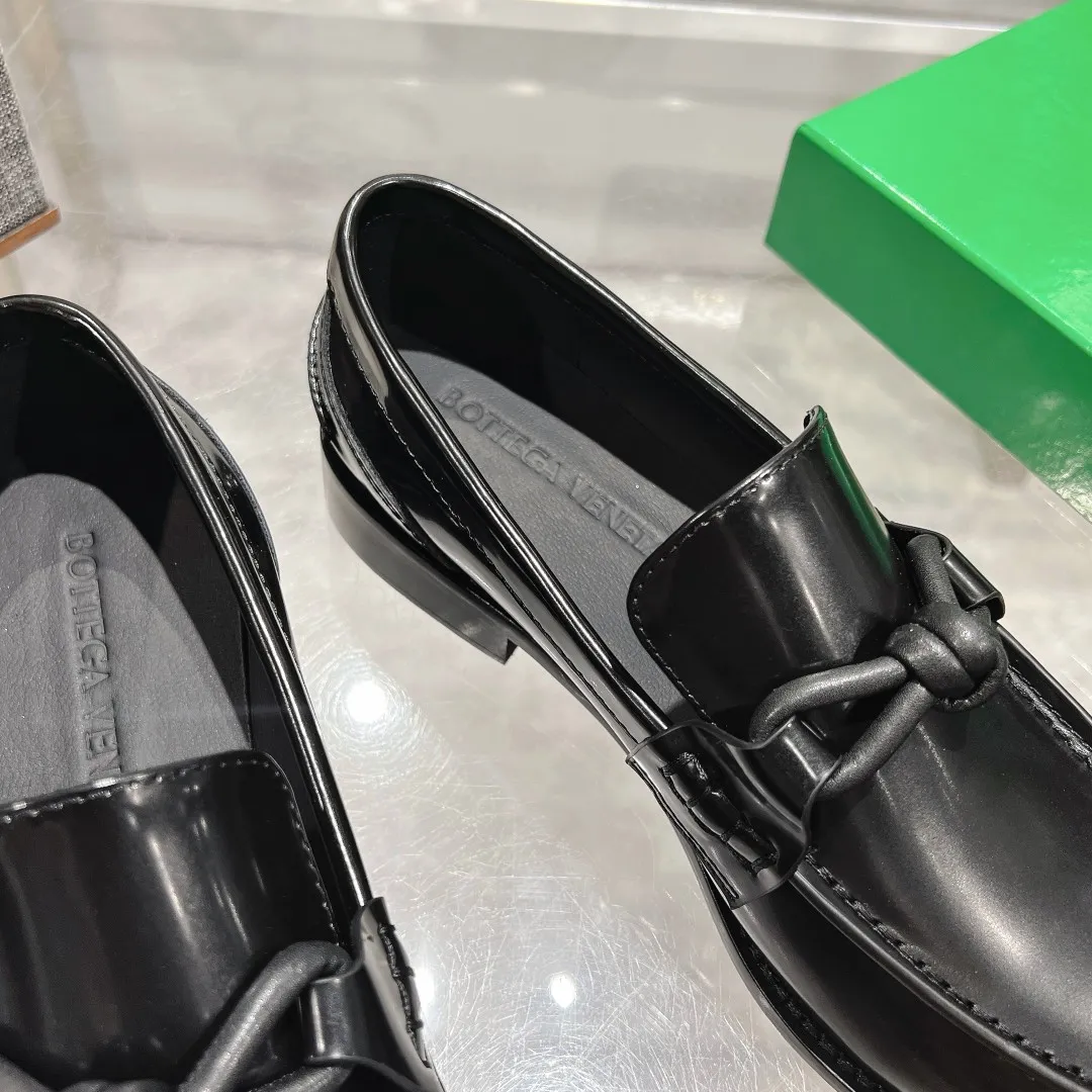[BV] Top P: 860💰 Size: Female 35-39 (Female 40 custom-made) Male 39-44 (38.45 non-refundable) Bottega Veneta 2025 Autumn and Winter counter style! Small round toe loafers! Imported leather outsole! Imported open edge beaded cowhide! Solid color Niuli!
